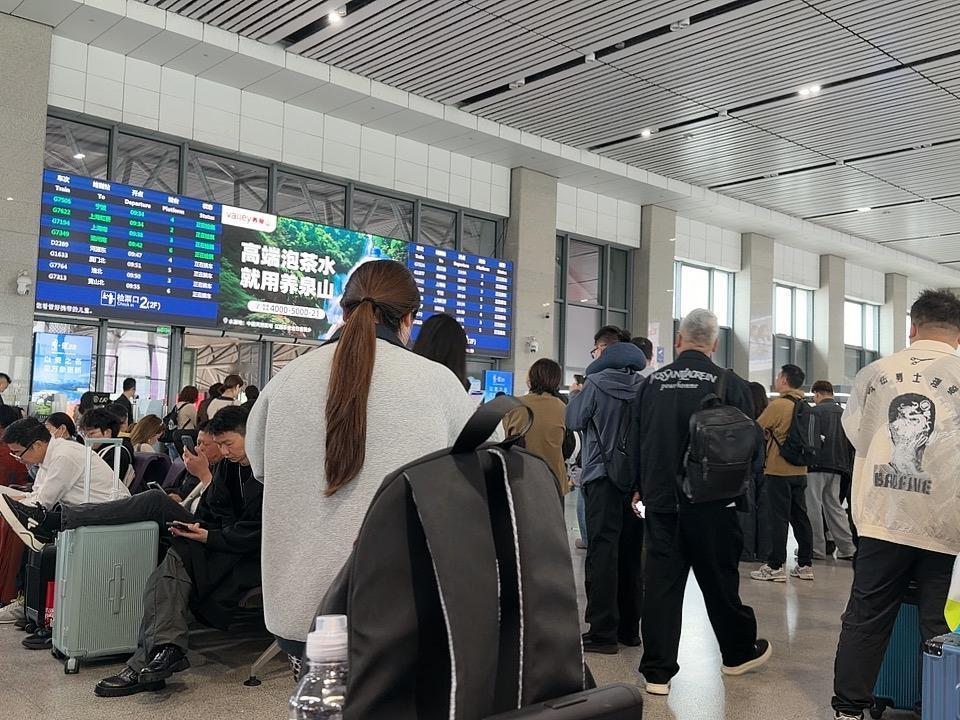 18分钟，下班坐G 18分，比开车快省钱，房子还是新房，面积大宽。