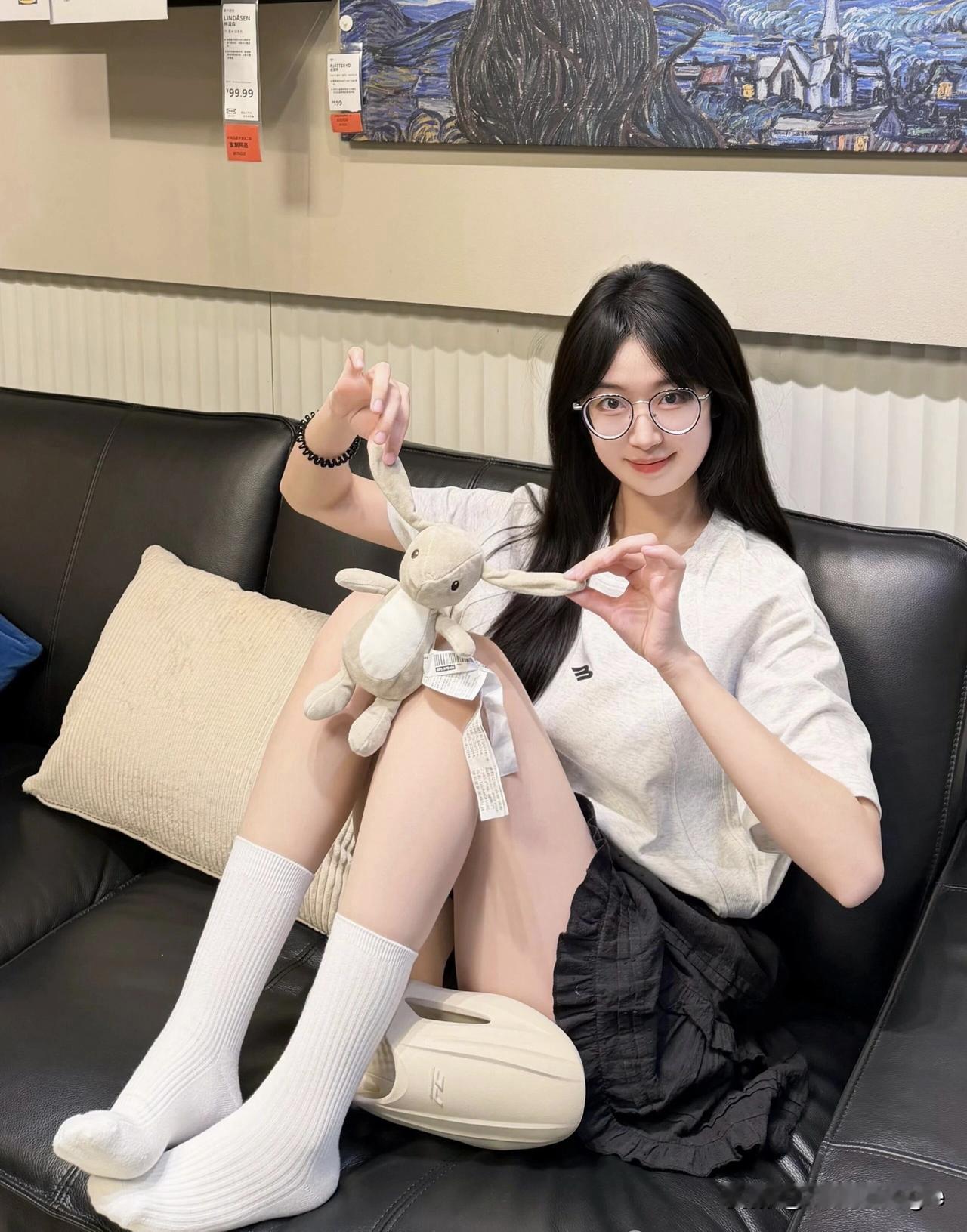 玉人倚立春风里，笑语如花。