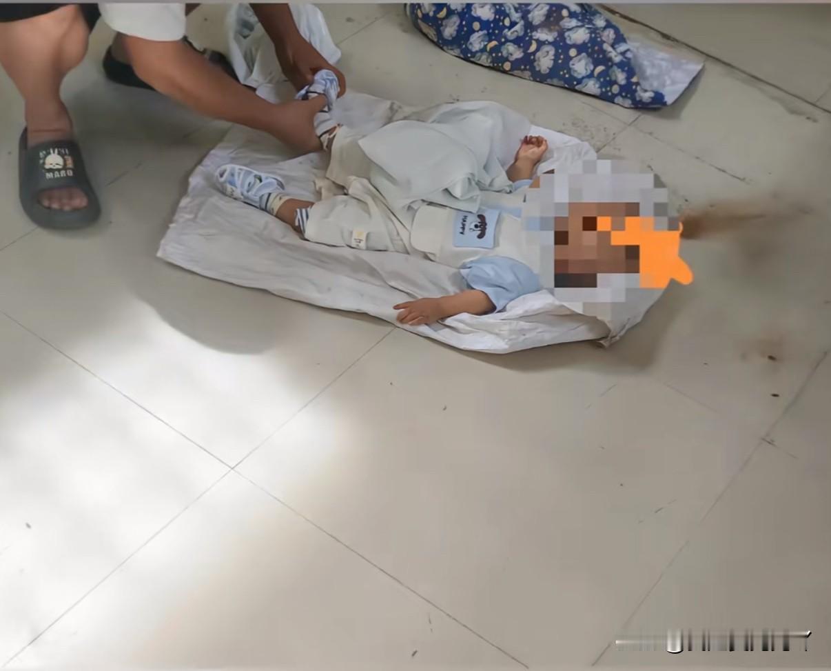 不满一岁男童被同村两个不满12岁的女孩抱摔后脚踏致心脏破裂死亡，因未成年只能得到