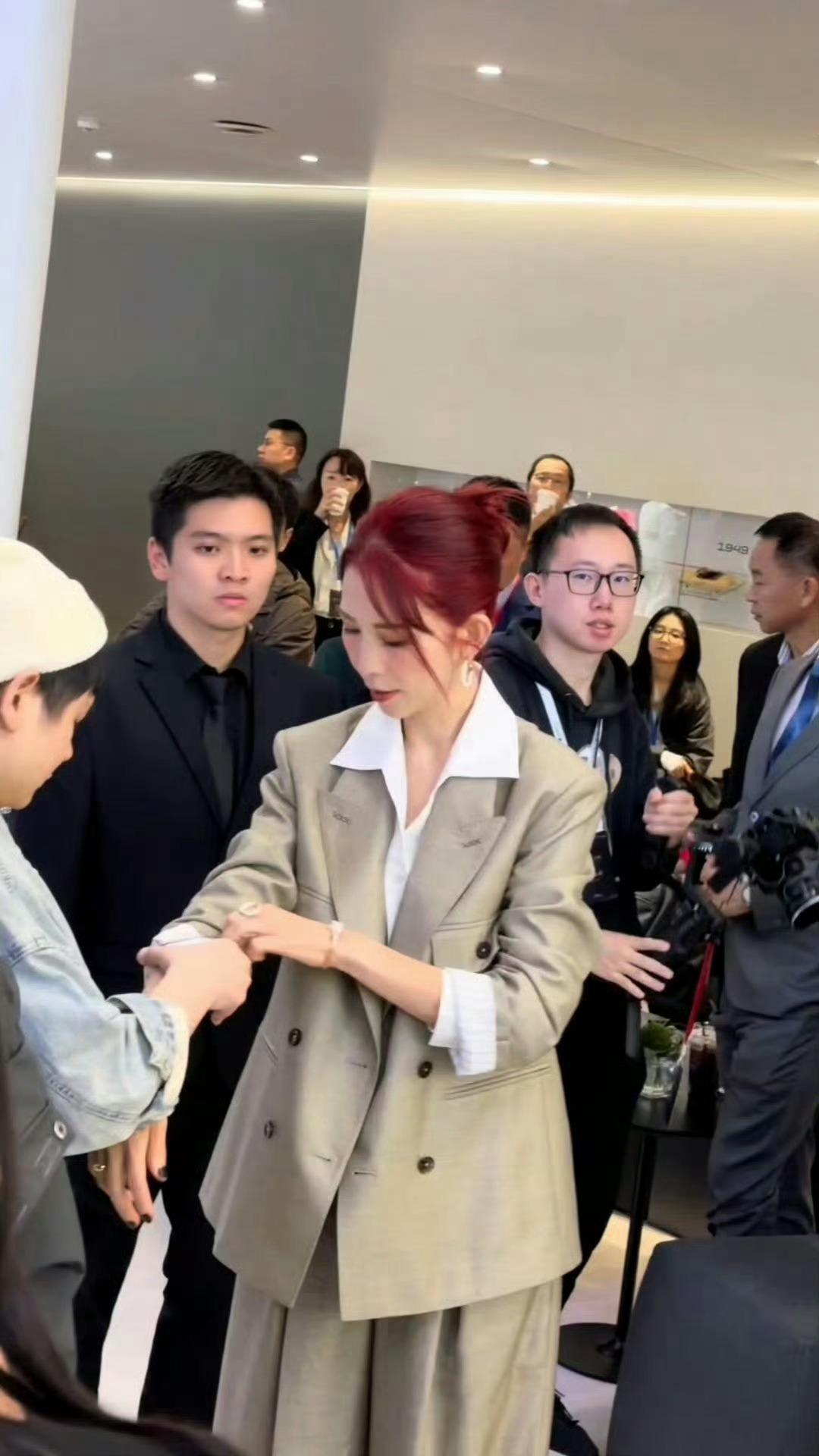 路人镜头无滤镜也抗打！蔡少芬港姐韵味十足，颜值在线状态能打，不愧是大家心中的娘娘