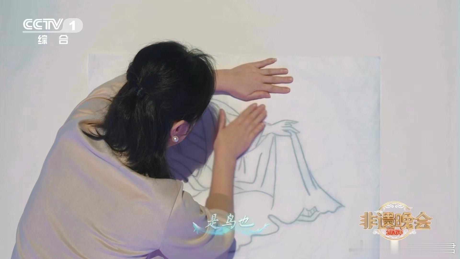 7000个琉璃圆环嵌套成璀璨琉璃裙刘惜君唱逍遥游7000次嵌套，7000次匠心！