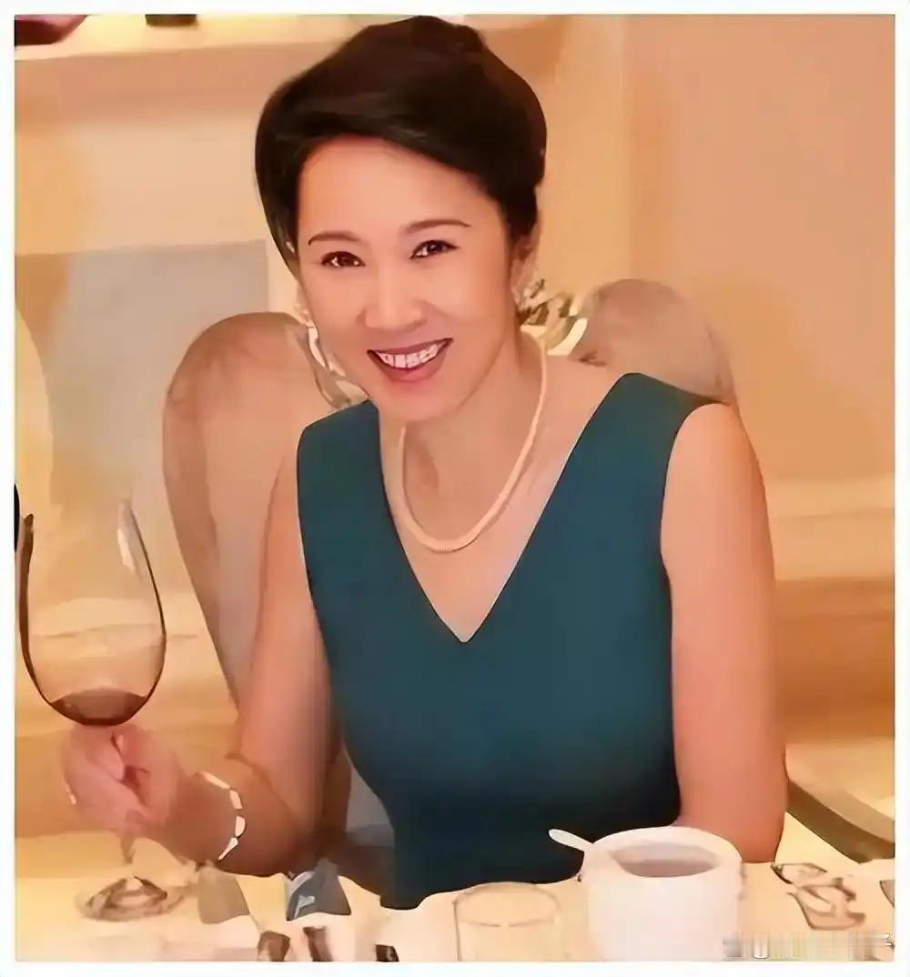 38亿欠款要王健林“倾家荡产”，王思聪却在首尔吃烤肉，背后竟是林宁早就为家族准备