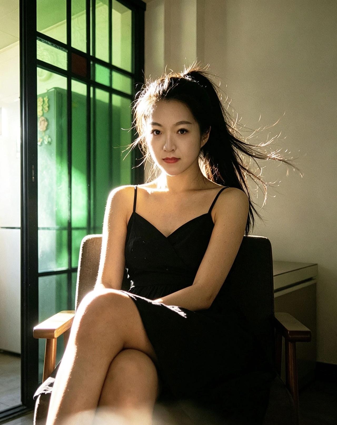 阳光洒进来，微笑美女模特安安静静，脉脉含情，光影组合的很美黑裙氛围感写真 黑裙静