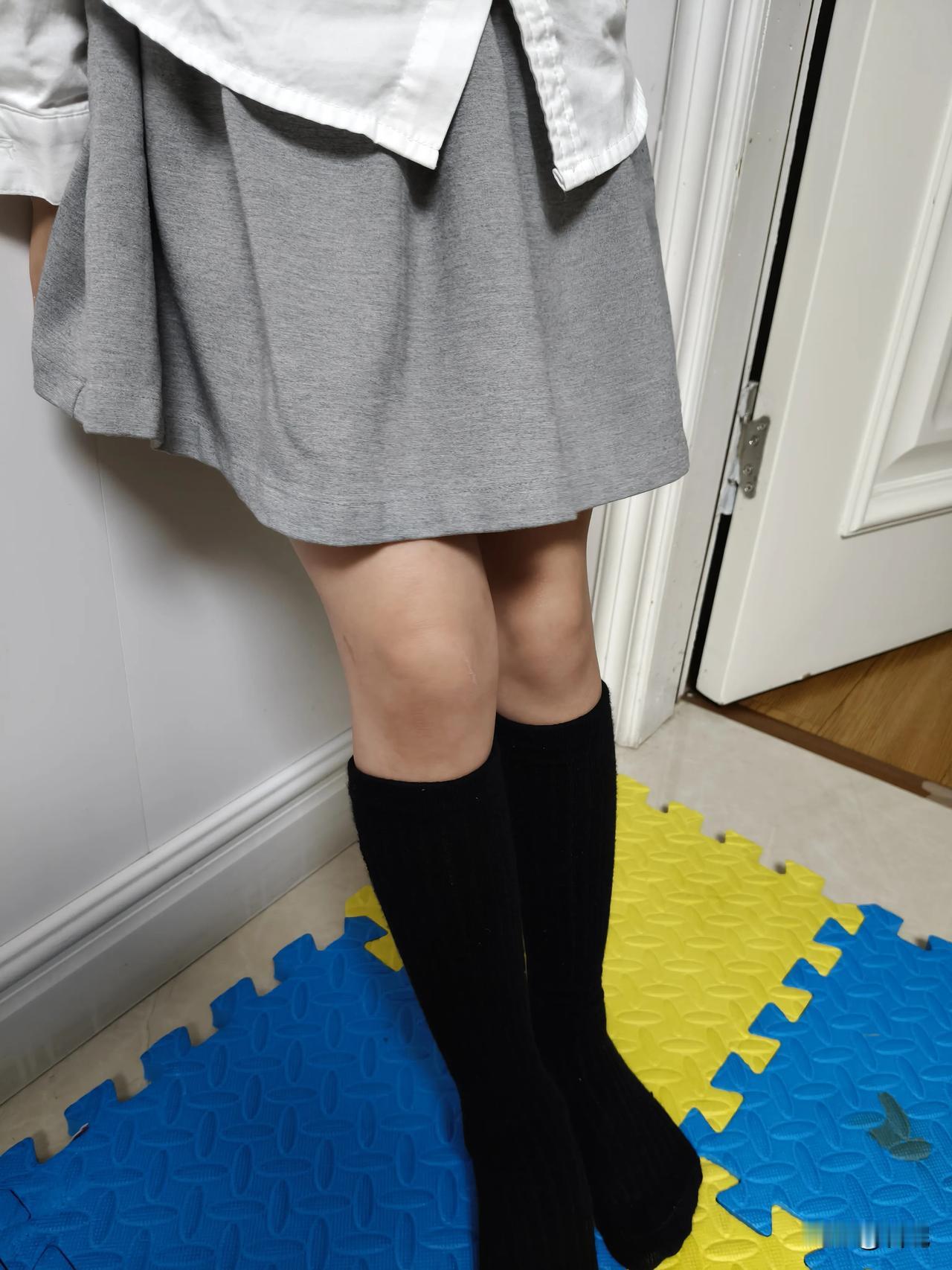 我被说了
昨个天气冷，都有人穿羽绒服了
我女儿却是薄衬衫超短裙，加半腿袜

我表