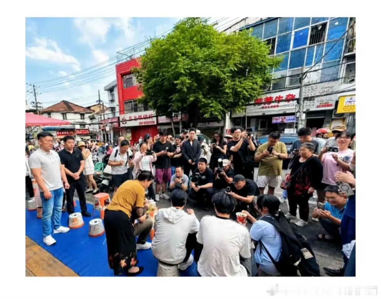 雷军澄清早餐被骂装​​他说上次在武汉拍早餐视频，被很多人吐槽作秀。其实是武汉文旅