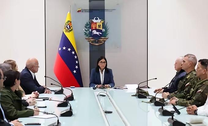 委内瑞拉变天，副总统召开新朝第一次会议，就安排两件事：

第一，各位都看下美刀到