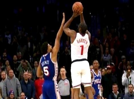 哈登那记绝杀三分，明明被对手打手了，裁判却跟没看见似的，直接让76人赢了快船。后