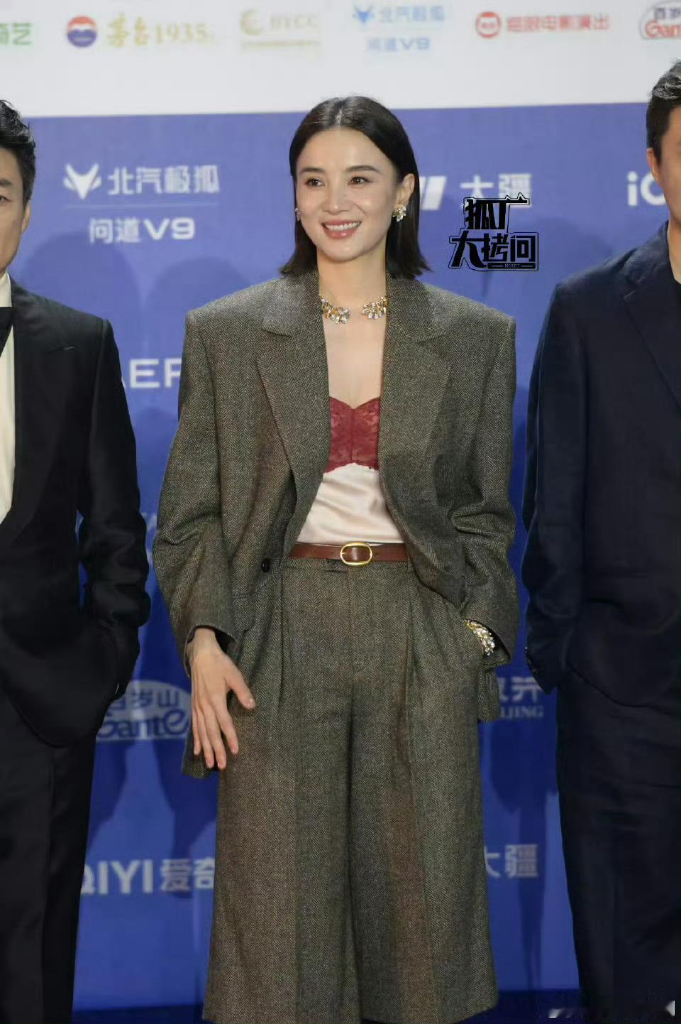 宋佳剪短发了北影节红毯被宋佳帅晕了，内娱老公姐真的名不虚传，红毯上又酷又松弛，谁