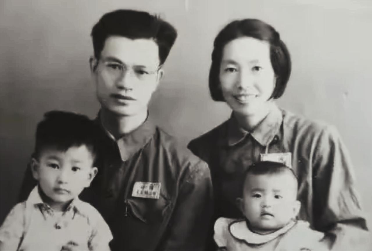 1950年，西北军区军队报社社长方唯若打了结婚报告，与恋人莫耶正式结为革命夫妻。