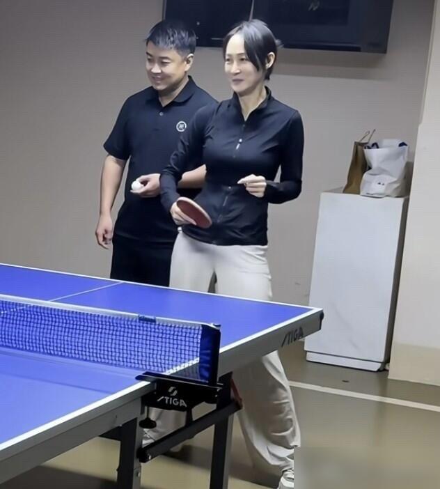 就因为老婆和男伴跳了支舞，王皓当着全国观众的面，直接黑脸离场。
那会儿闫博雅想