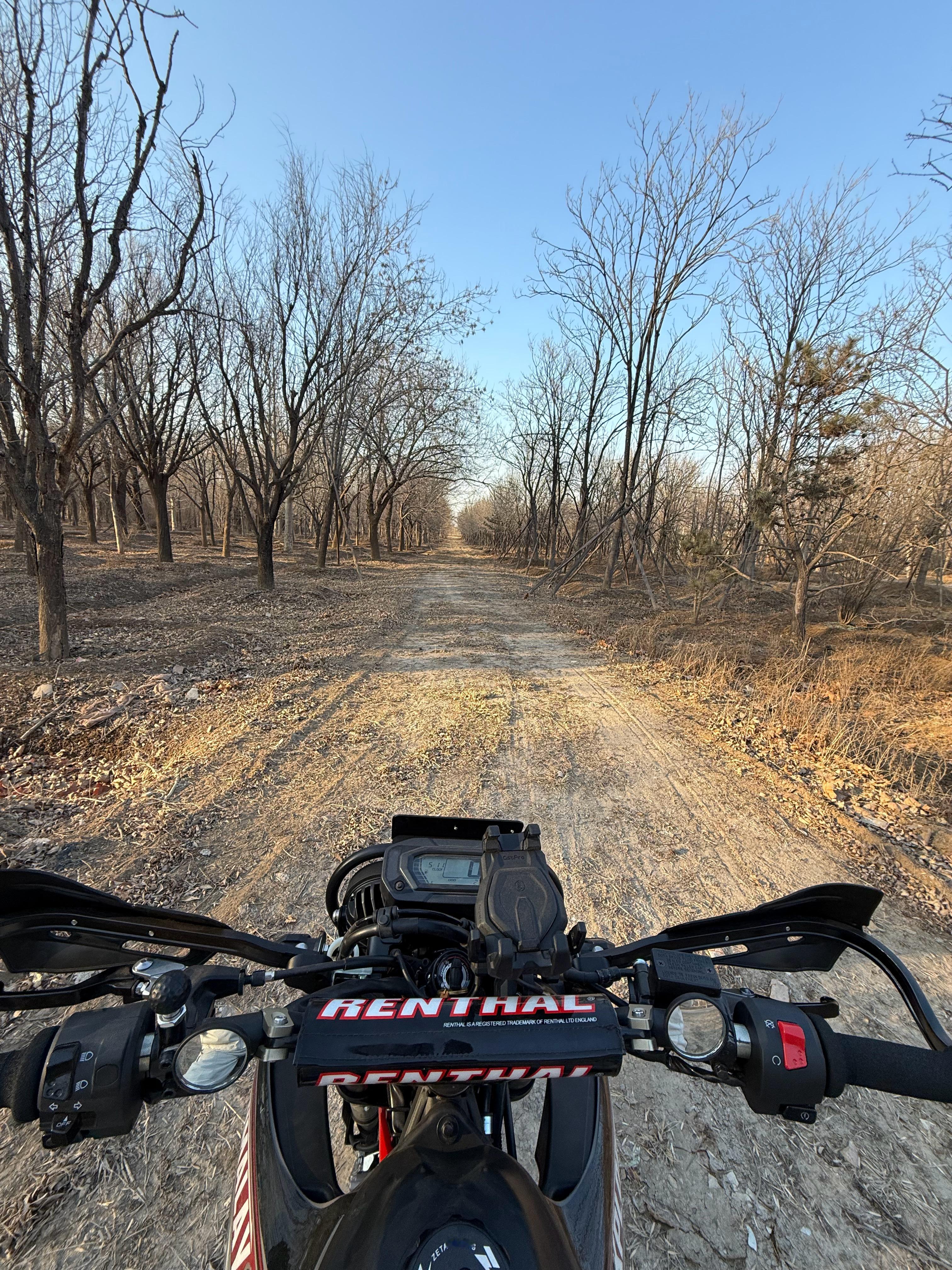 这种一个人漫无目的地骑行反正不管到哪儿都有路的感觉真好…摩托车越野