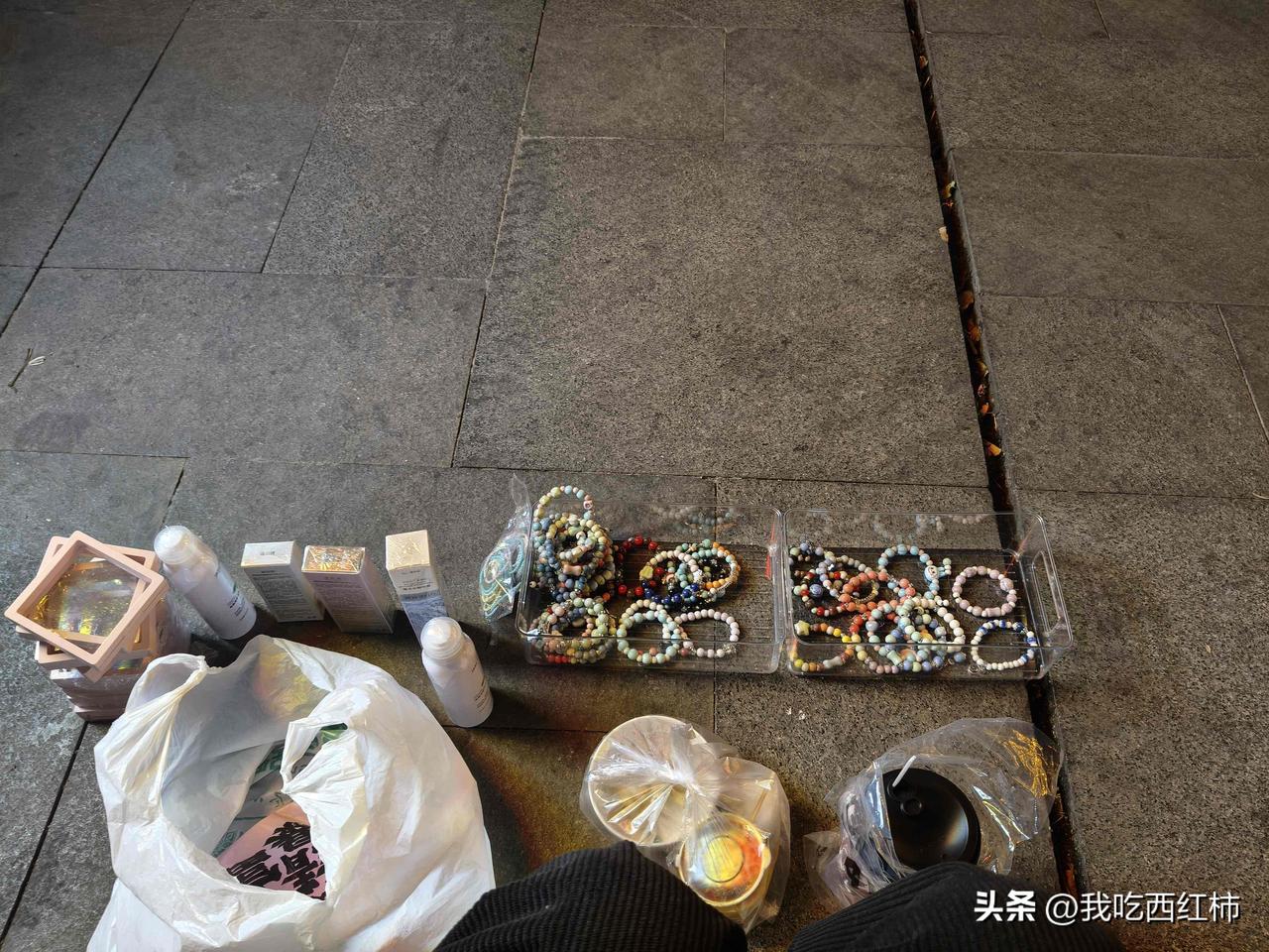 根本就不会卖呀 ，从定价的2元一串 ，变成5元一串 9.9两串 ，又变成4元一串