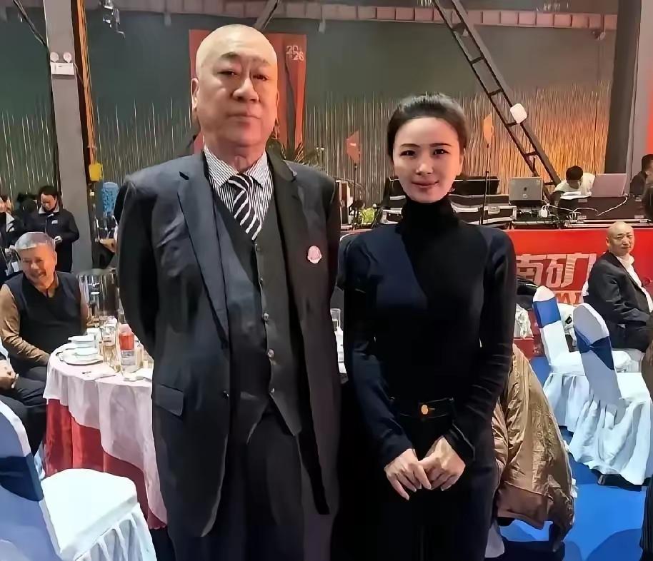 他不帅但他做的事绝对够帅气，他其实可以更帅 帅的太权威了 
他把员工的事当自己的