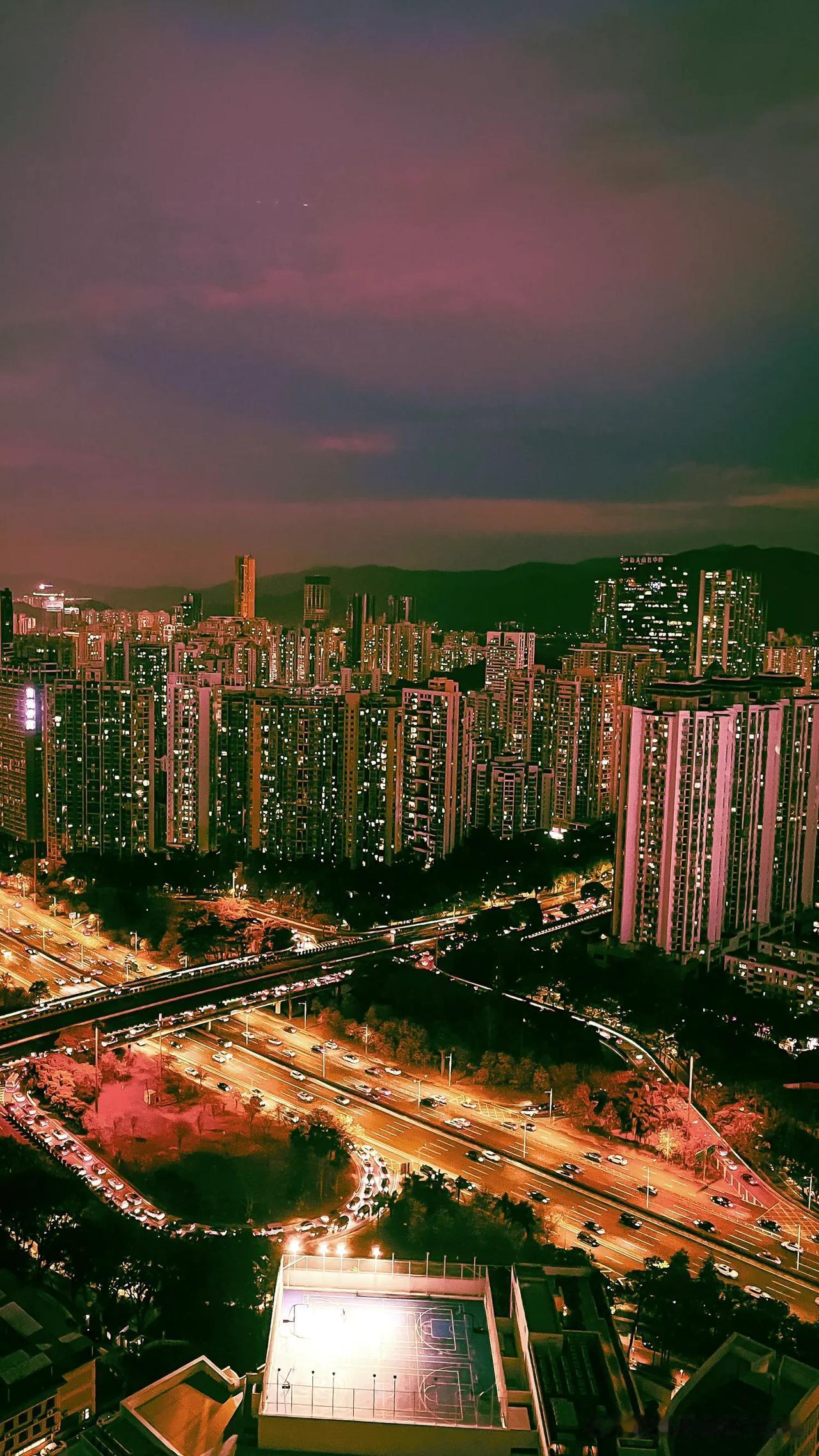 深圳夜幕下的繁华都市，灯火阑珊处。像一块巨大的黑色绸缎，温柔又迅速地覆盖了整座城