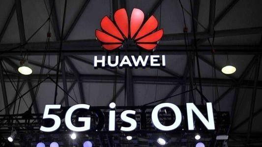 华为5G回归后，那些“嘴硬”的用户，执念从未消散

华为门店里，一位大叔攥着用了