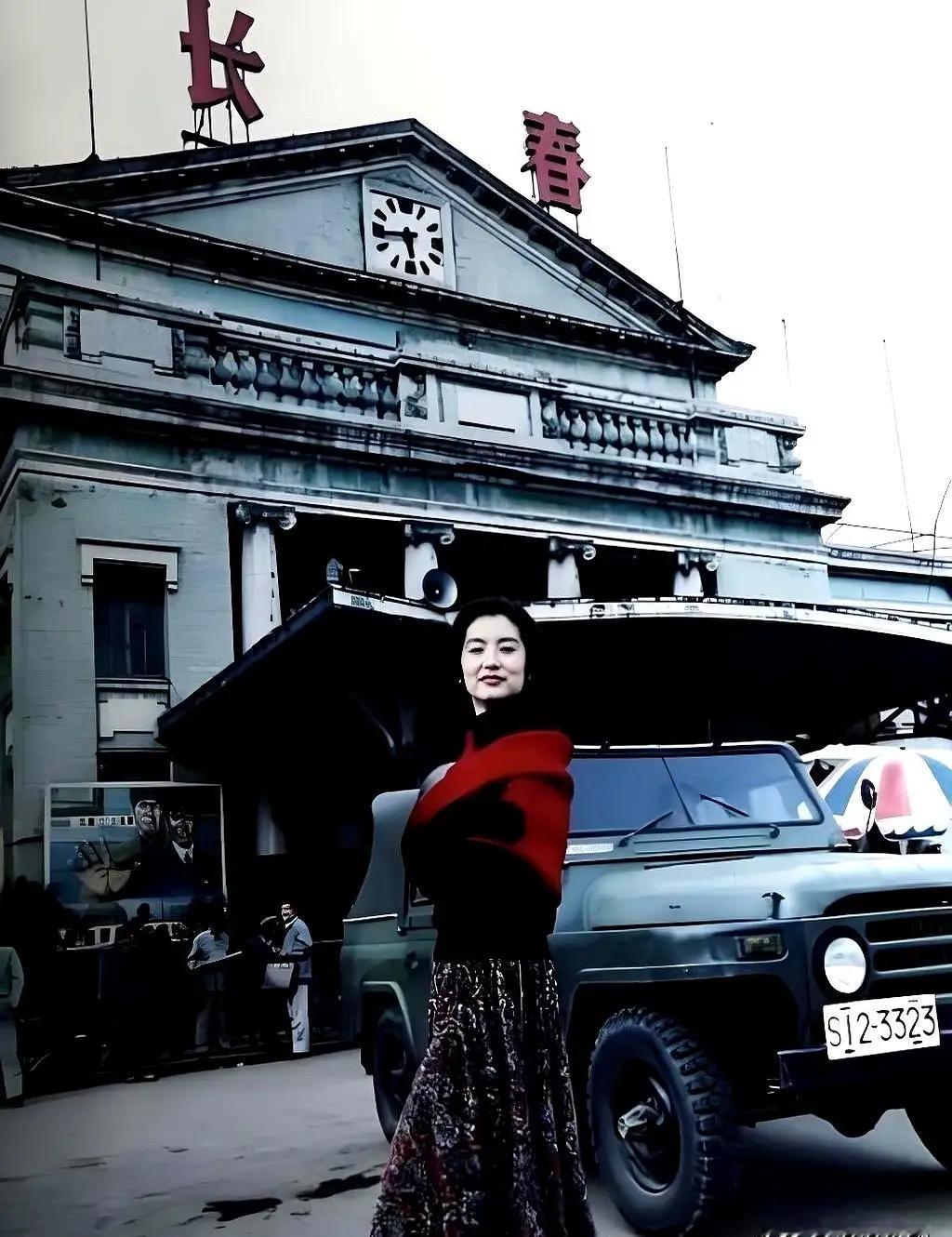 年轻时的林青霞确实太美了，随便一拍就有大片既视感，几乎360度无死角。怪不得徐克
