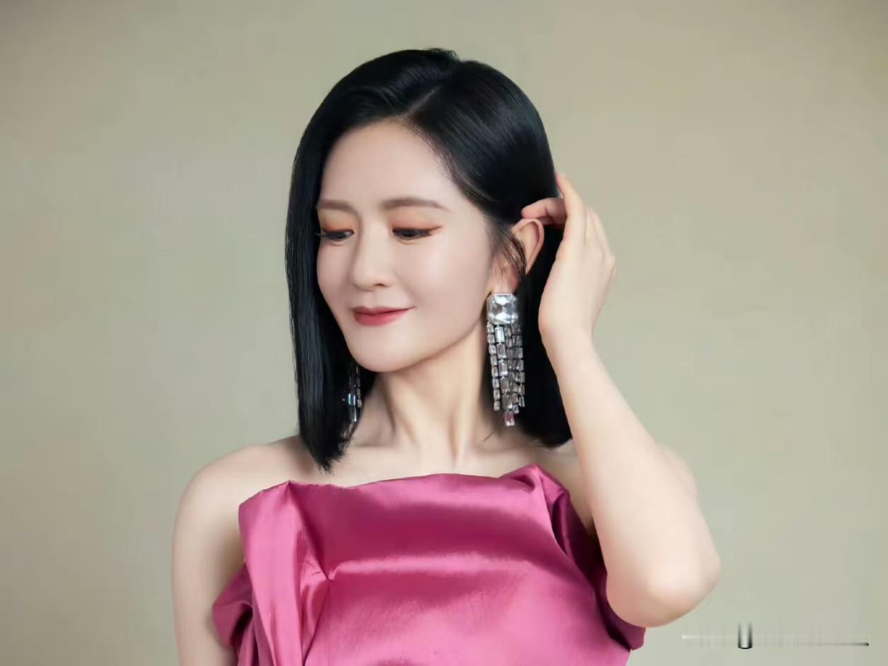 看看人家谢娜
老公孩子都那么好
人家40多岁了也没有在家里闲着，之前才官宣完演唱