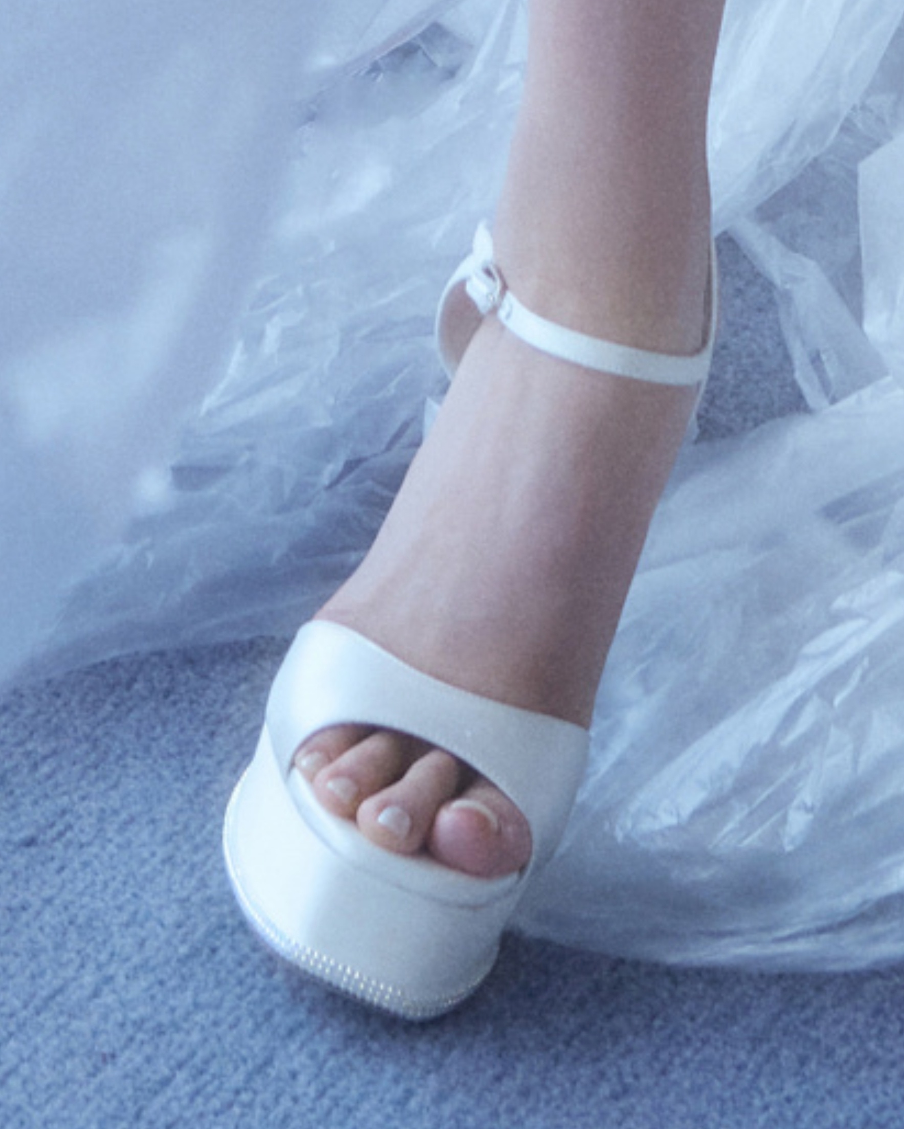 【赵露思】👠：白色厚底水钻一字带包后跟高跟凉鞋 ​​​