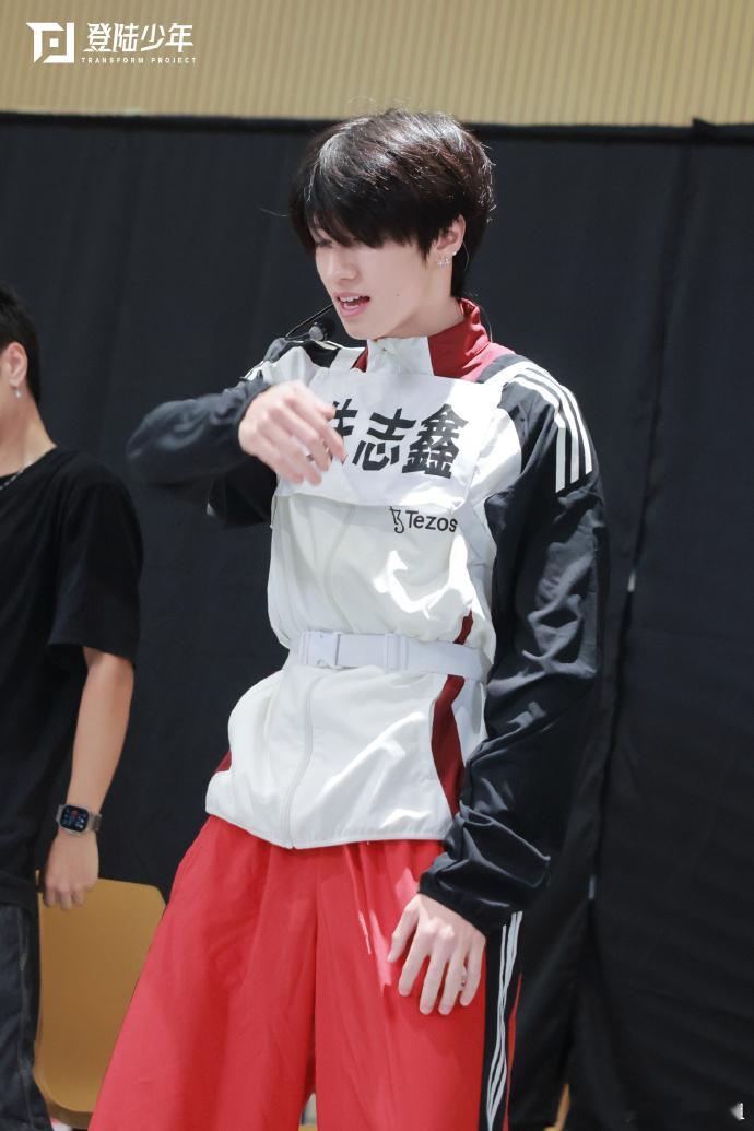 登陆少年徐州演唱会彩排登陆少年《重》二周年纪念场演唱会彩排照。期待TOP，我们演