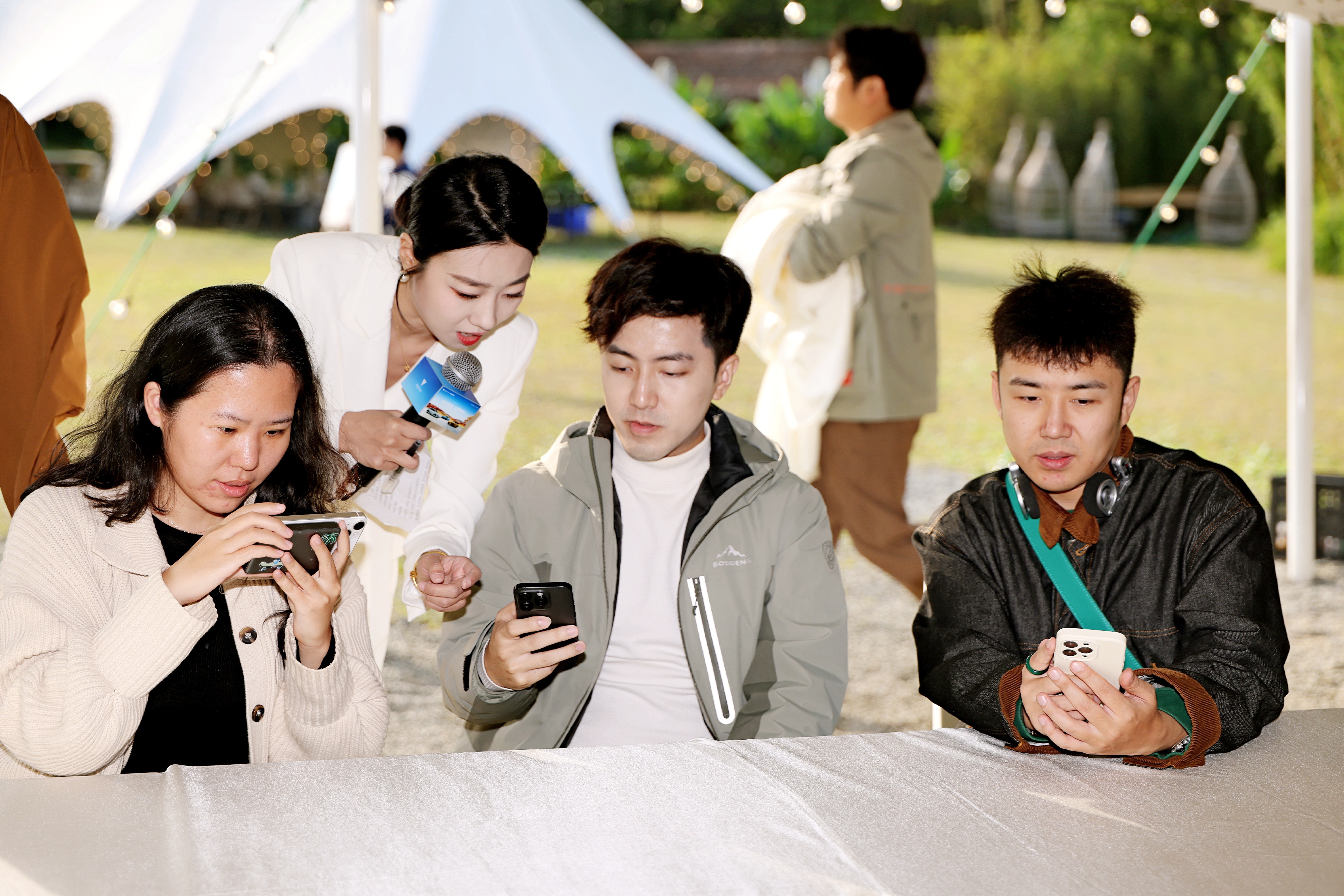 十年前，我们挤在宿舍里“稳住，我们能赢”十年后，我们在各自的生活里“猥琐发育”但