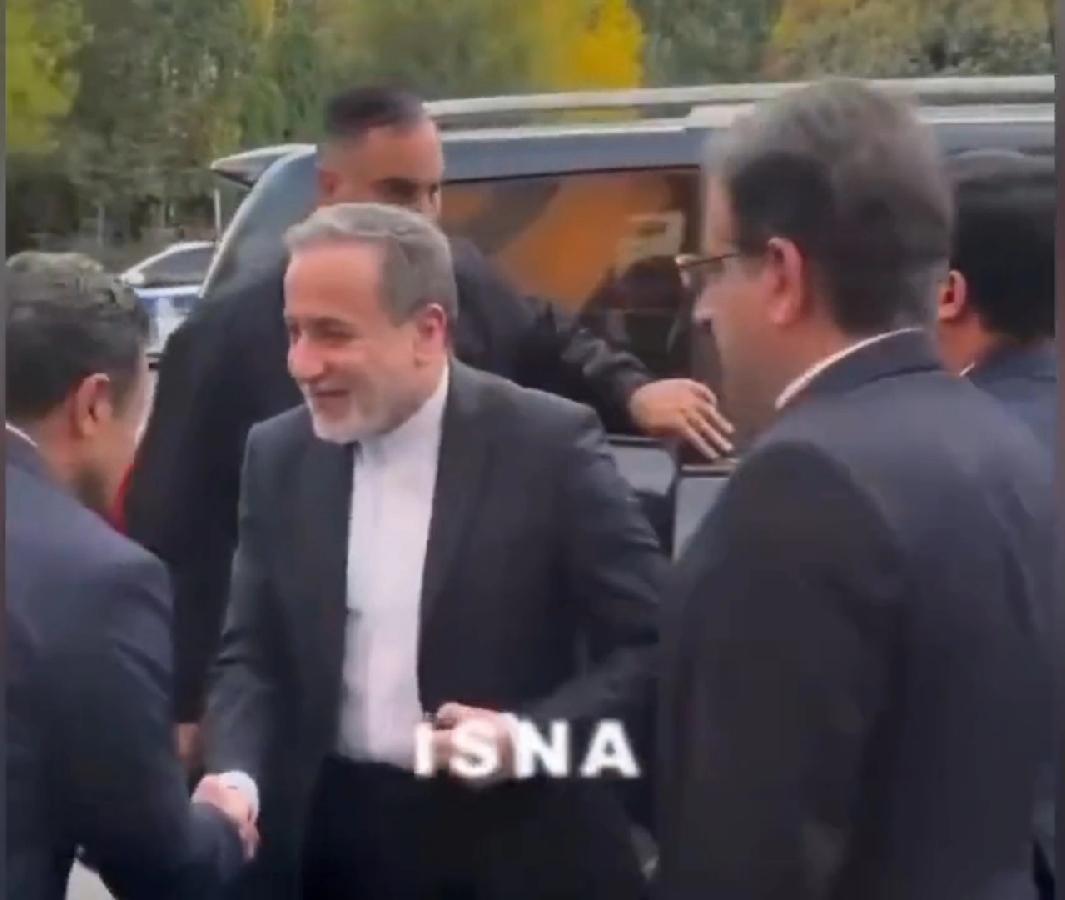 伊朗外长抵达酒店，下车笑容满面，美方人员还没到，伊朗这次真是够硬，把悬念留到了最