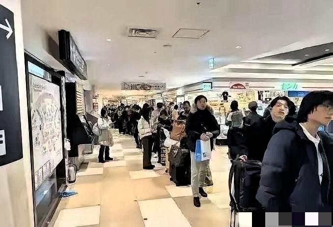 滞留日本机场打地铺的中国游客，喊着“假请了、酒店订了、机票买了”，说实话真让人同