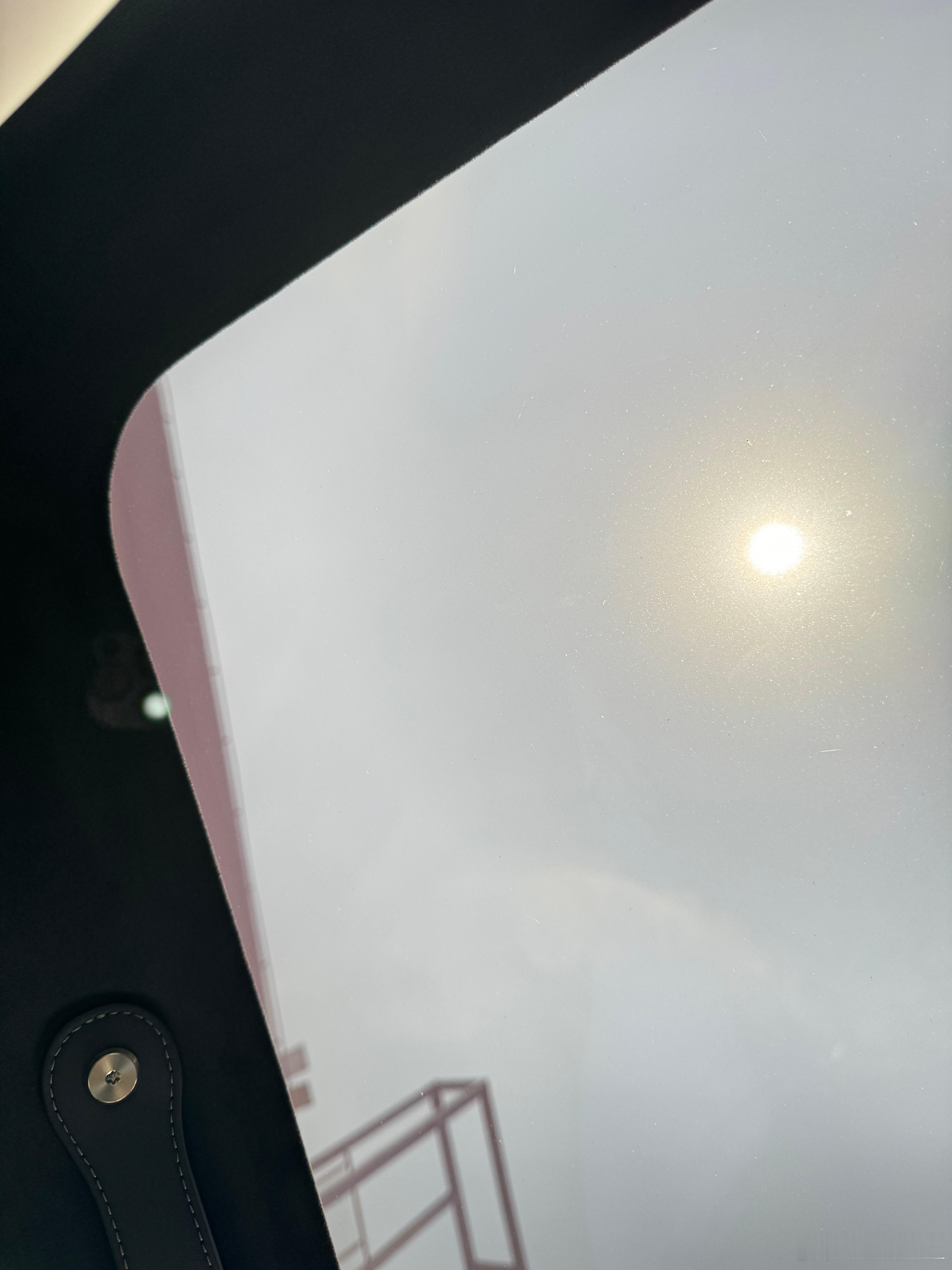 SU7这个玻璃确实隔热性能高，但不上遮阳帘就跟特斯拉一样，很烤头。反正官方遮阳帘