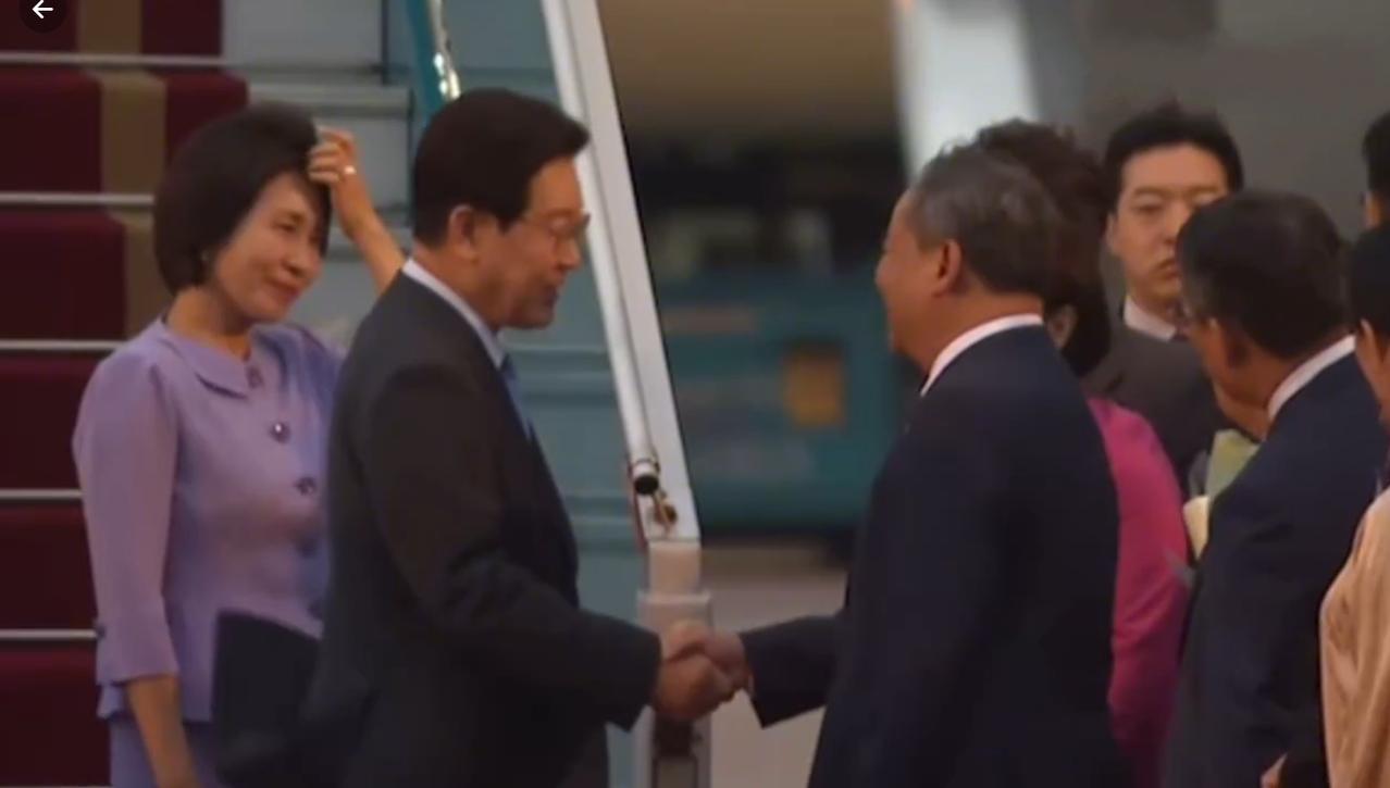 李在明携手夫人抵达越南！4月21日傍晚，李在明夫妇由印度新德里转抵越南河内，金惠