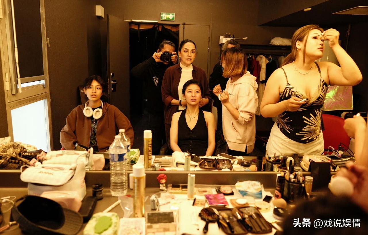 刘烨女儿暖心陪伴妈妈！
6月27日，刘烨妻子安娜晒出一张后台化妆间氛围感满满的合
