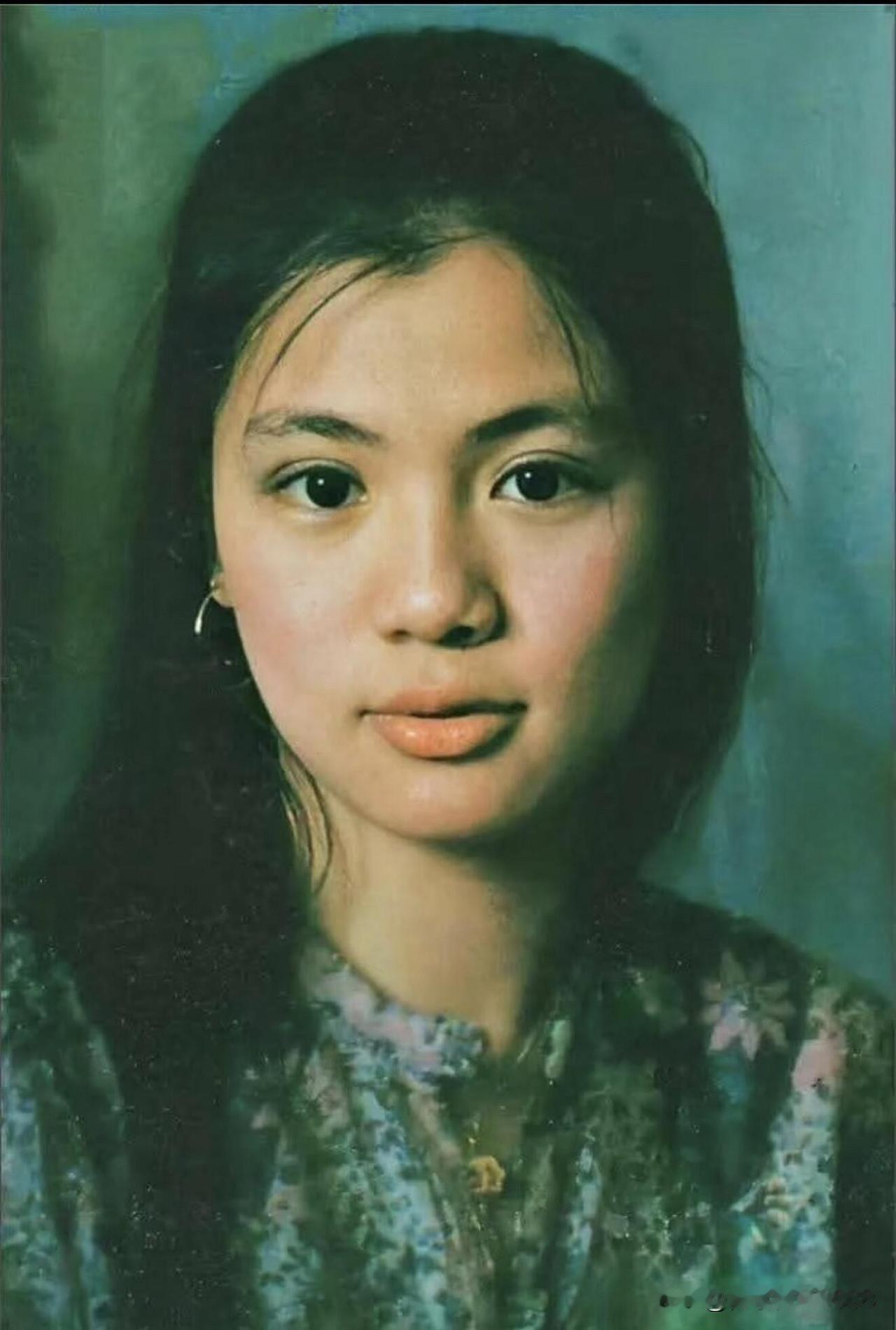 她明明在80年代美女如云的娱乐圈里长相算一般的人，但认真一看她还是挺耐看的，大眼