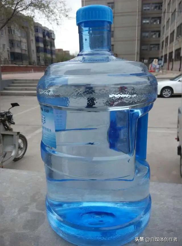 桶装水的隐形陷阱：每升24万微塑料，你的身体正在默默承受
 
你每天喝的桶装水，