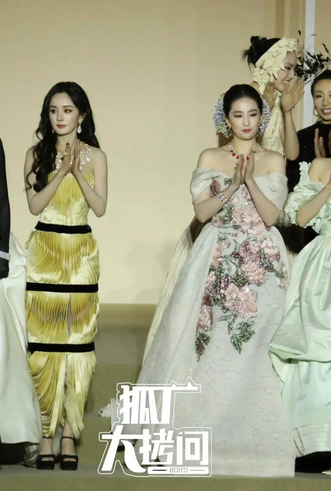 vogue大合影，刘冲端水杨幂刘亦菲双c了 ​​​