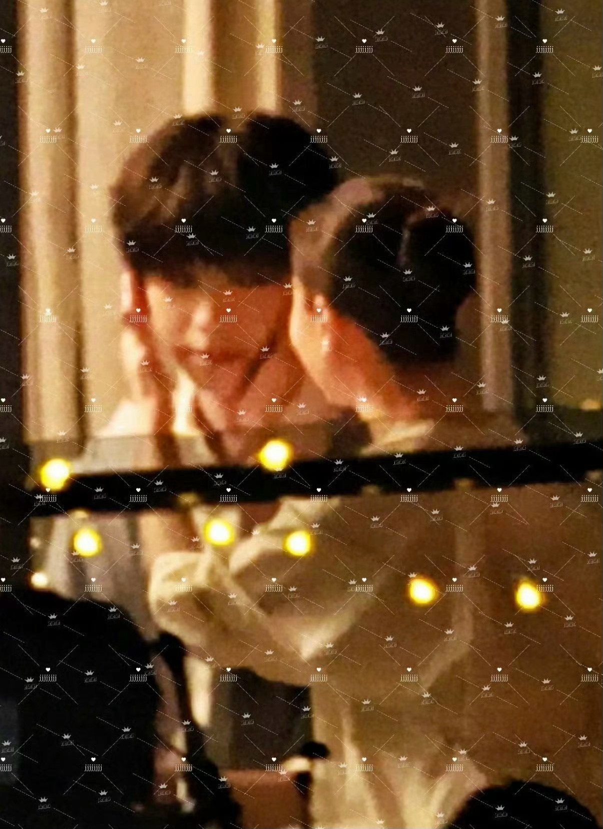 董洁王橹杰捧脸，不是演母子吗？粉丝这也嗑？董洁王橹杰搂肩路透