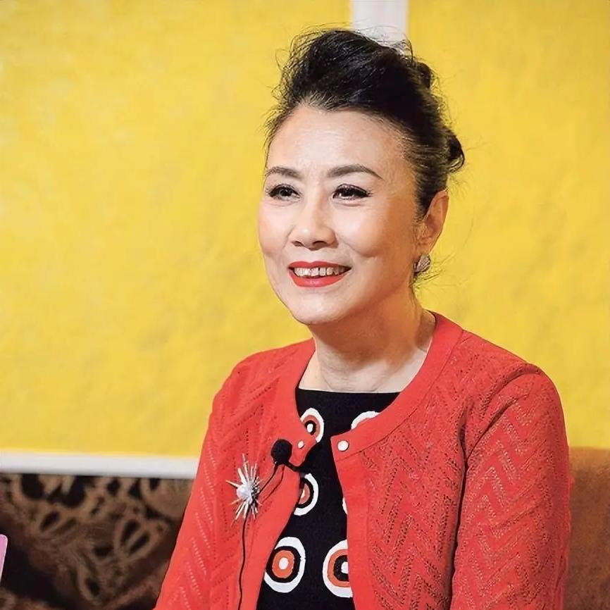 香港新城电台的录音棚里，汪明荃去上《余生对话》这个访谈节目，聊到了自己这辈子没有