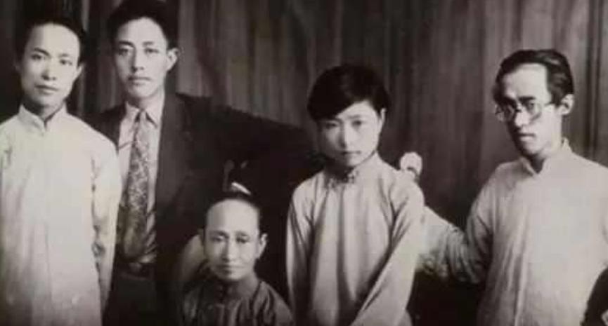 他是沈从文的弟弟，抗战打满全场，不幸在“镇反”中被错杀。沈从文弟弟沈荃，19岁进