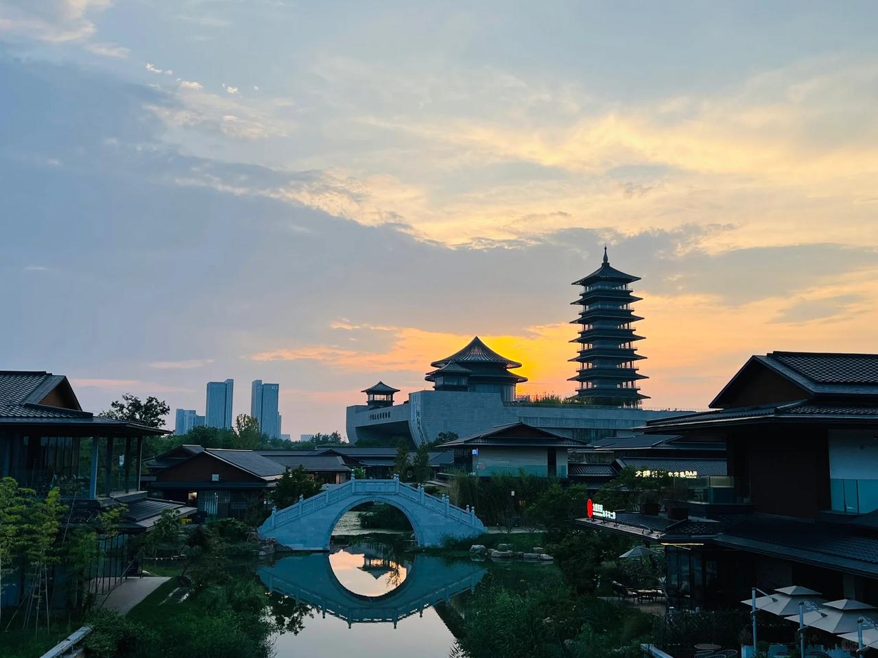 扬州在历史上的核心地位始终是“交通枢纽+经济重镇”，都城身份并非其主线。它被普遍