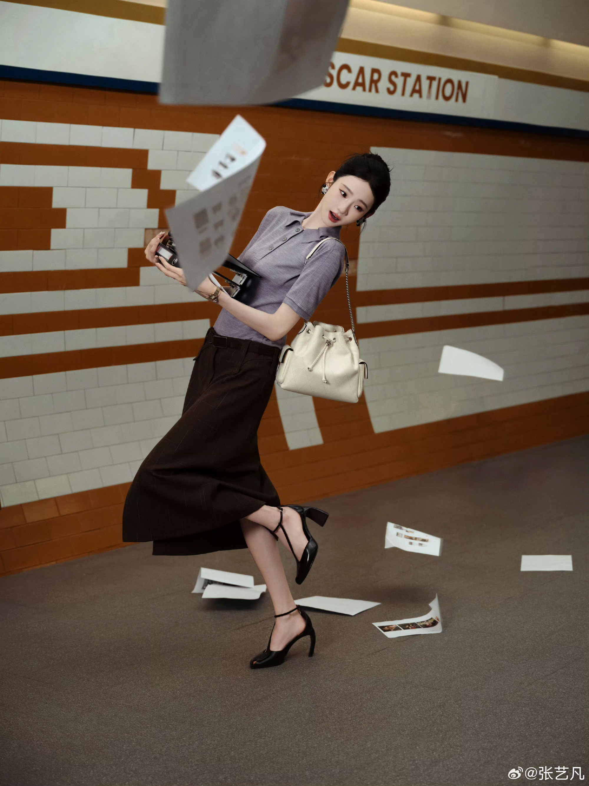张艺凡地铁通勤大片张艺凡都市职场风 每帧都透着都市时尚感～ 
