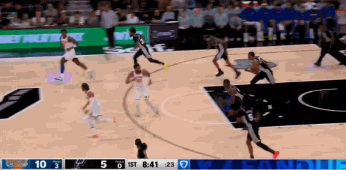 高空作业！文班亚马场均一空接！
在今天NBA常规赛马刺对阵尼克斯的第一节比赛中，