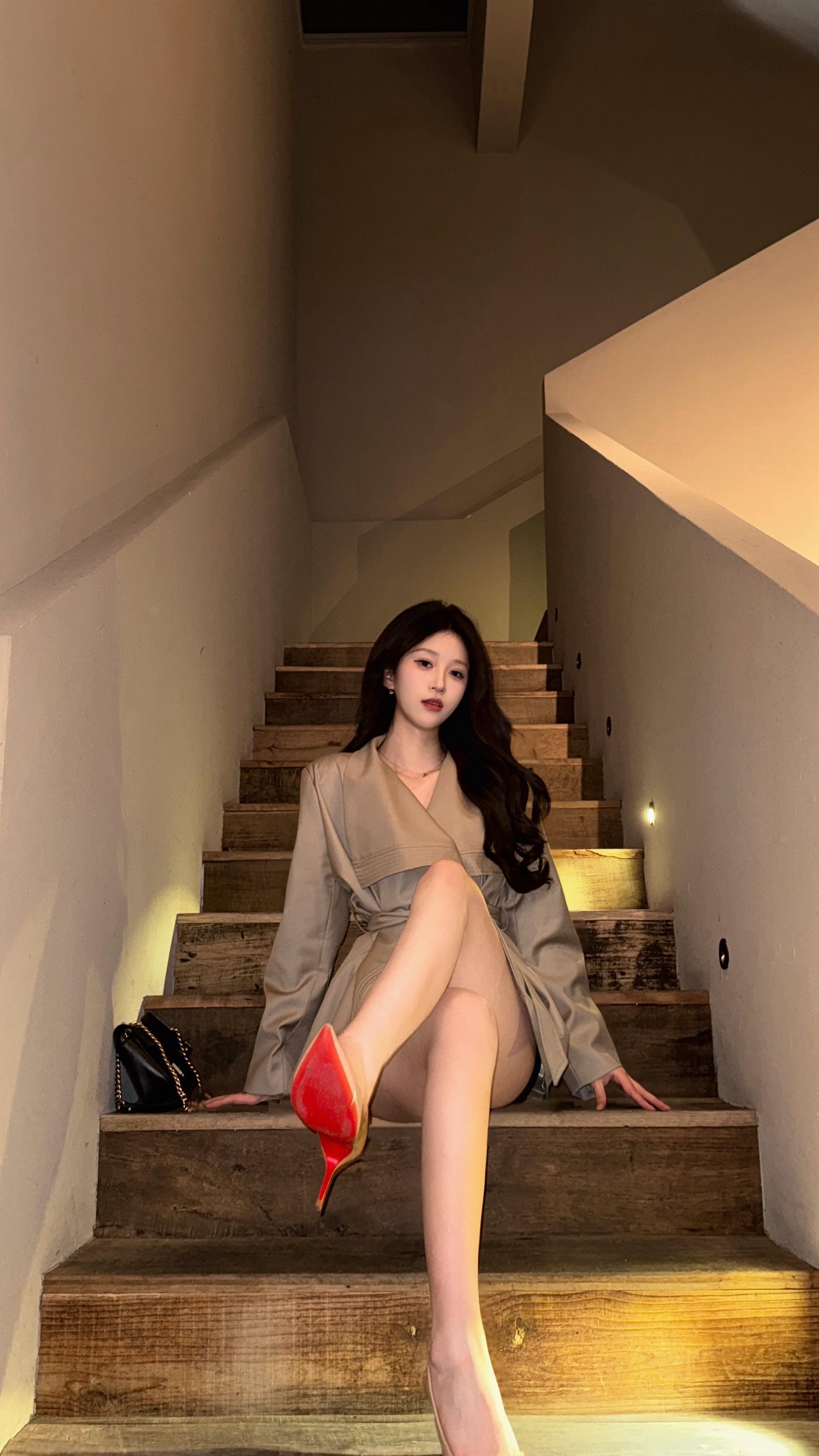 就算我踩你 你也要为我的红底高跟鞋买单。