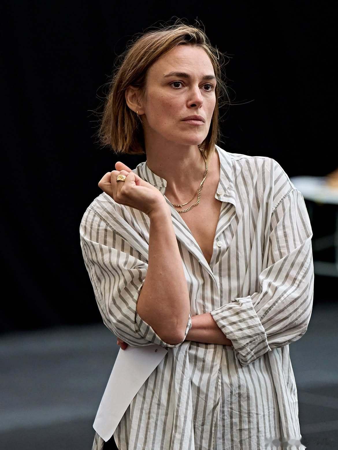 Keira Knightley凯拉奈特莉主演的西区舞台剧《窃听风暴》发布排演照，