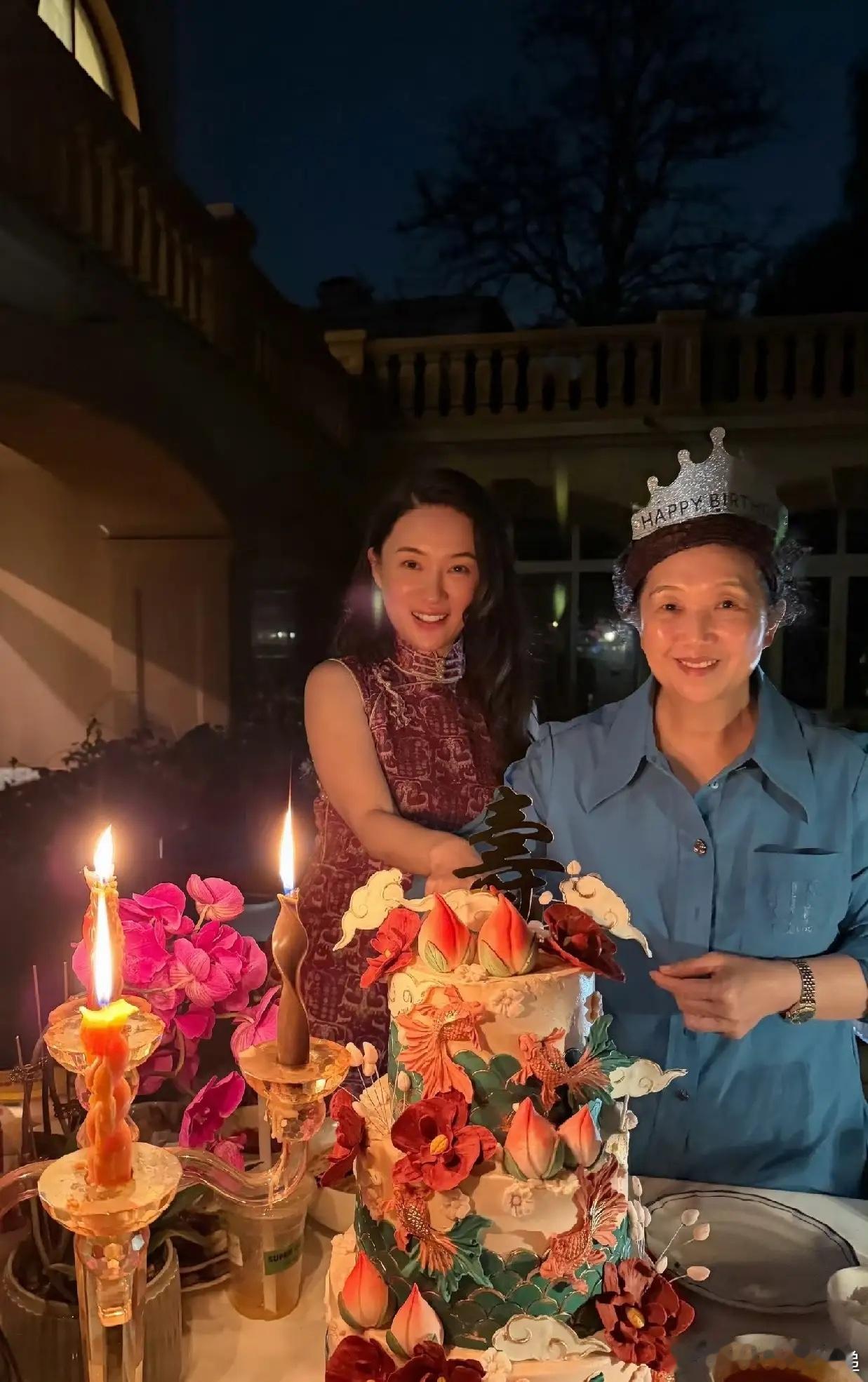 5月24日，霍思燕和婆婆，引发了网友热议。原因是杜江高调发文晒照，祝妈妈70大寿