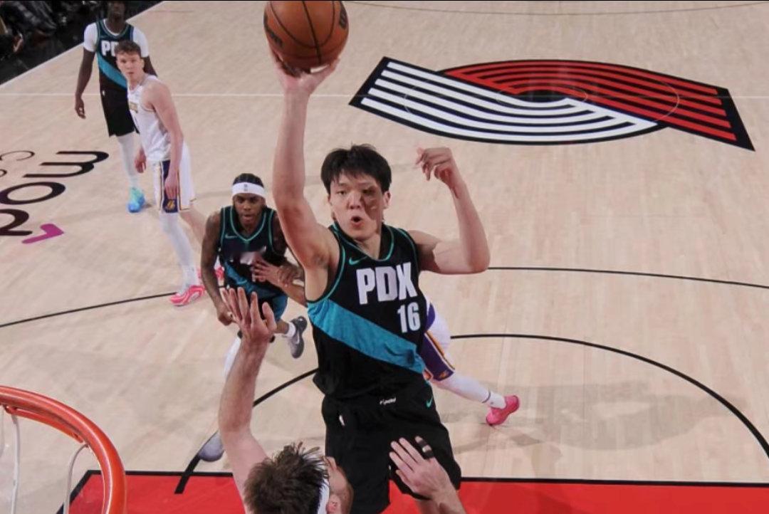 开拓者官方更新了今日背靠背对阵国王的伤病报告，格兰特和罗威都是大概率缺战，杨瀚森