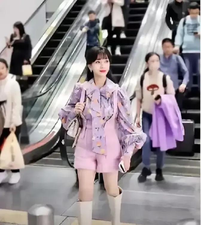 不知为啥总有人怼她故意扮嫩，说她不该为老不尊，70岁的人还要打扮成20岁的模样。