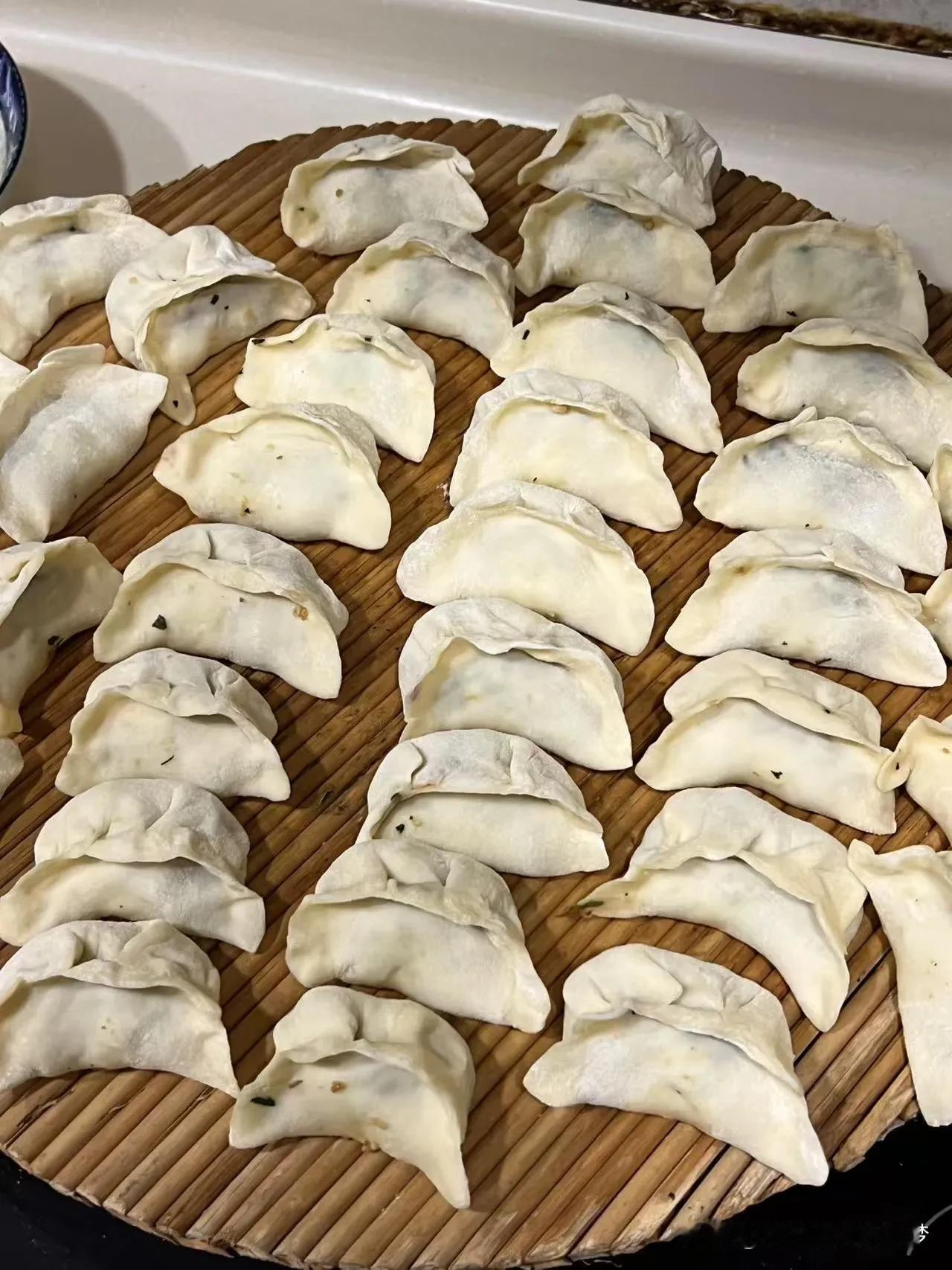 午餐南瓜汤，配麦饼，麦饼属于私房菜里的主食，一人一个手法，想品尝的友友可以私信，