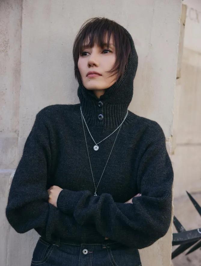 袁泉这“全黑穿搭”，把气质焊在骨子里了
 
谁能拒绝袁泉的松弛感？一身深灰连帽高