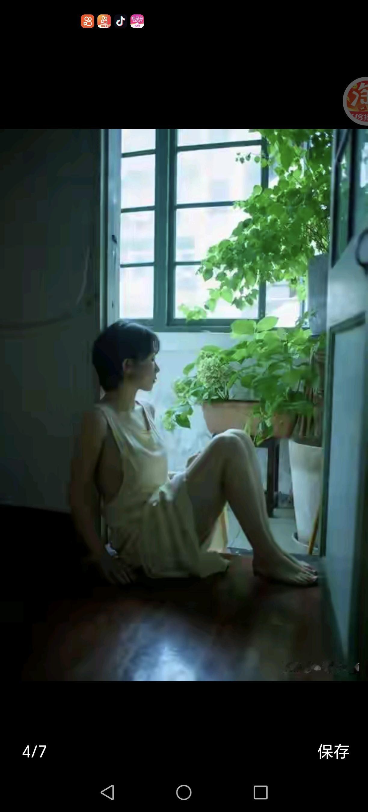 刺骨的寒风如刀割般撕裂我的脸颊，干裂的嘴唇泛起一抹血色的涟漪。这片山峦仿佛被封锁