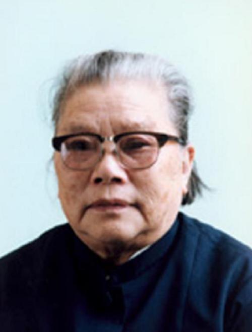 跟你说个中南海里的“大家姐”。她叫康克清，朱老总的夫人。你没在课本上见过她多显赫