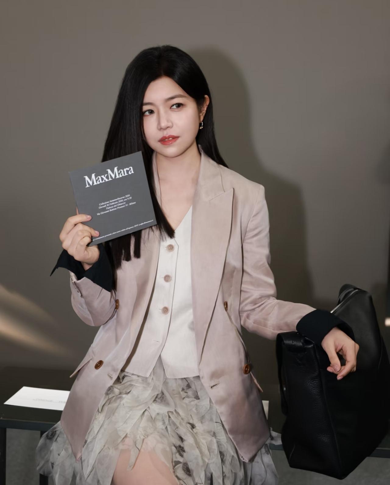 陈妍希现身米兰时装周，她的气质优雅，颜值太强大了，米兰时装秀的舞台就是她的主场。