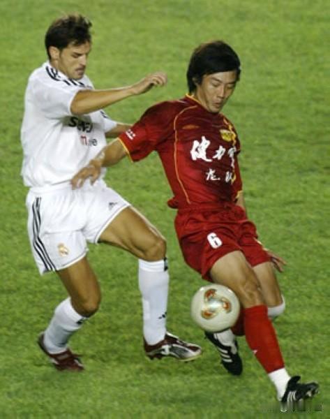 在中国足坛盛产“快马”的年代，也就有了许多“快马克星”。曲东，就是这样的人。
