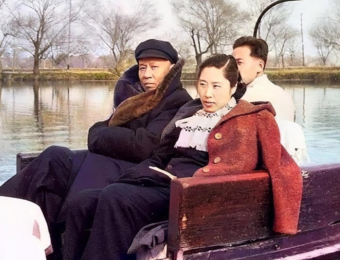 当丈夫被卷入那场突如其来的风暴，她没躲也没退。在那个许多人为了自保纷纷和落难亲人
